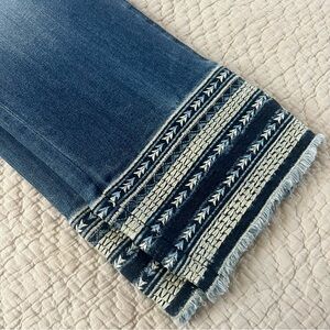 NWT Driftwood Collette Embroidered Jeans Cropped 32x26
